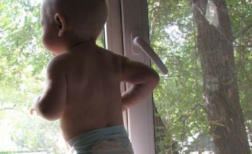 На юге Волгограда со второго этажа упал годовалый мальчик