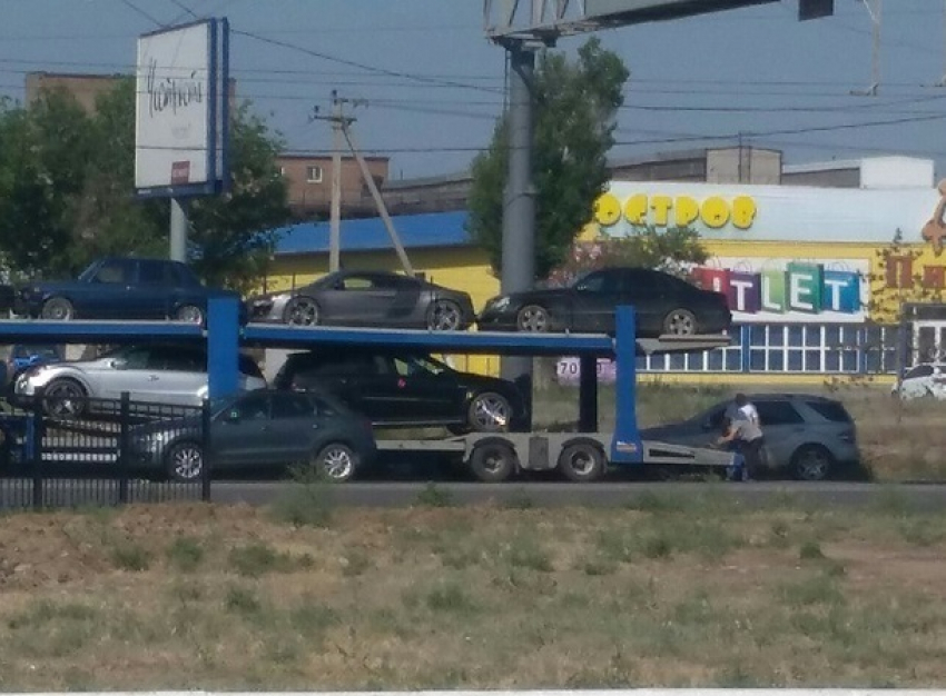 Автовоз потерял на ходу иномарку на западе Волгограда