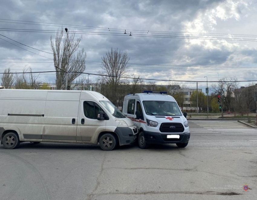 В Волгограде пассажирка скорой пострадала в ДТП