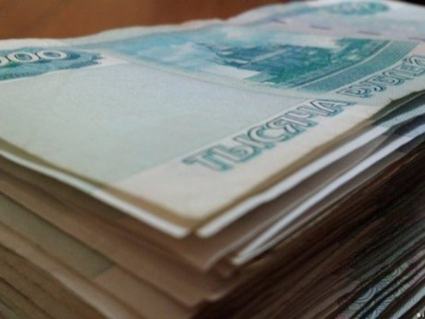 В Волгограде воры вытащили из иномарки торгового представителя 400 тысяч рублей