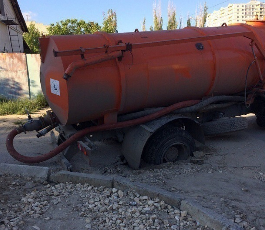 Ассенизаторская машина провалилась в яму на дороге в Волгограде