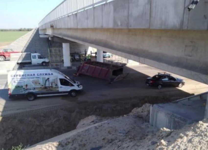 На стройке трассы под Волгоградом рабочий на самосвале протаранил мост и попал в больницу