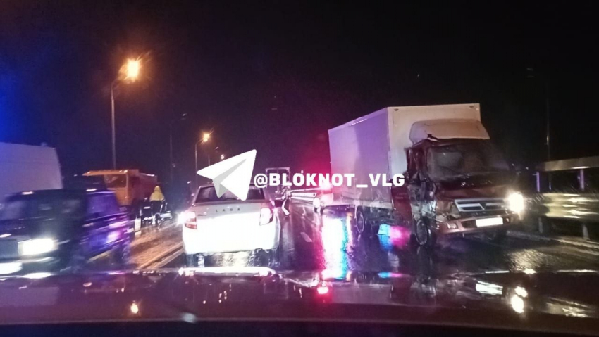 Взбесившийся грузовик устроил треш-ДТП на танцующем мосту