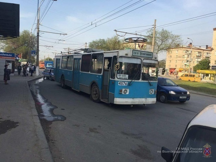 41-летняя жительница Волгограда сломала ногу в троллейбусе