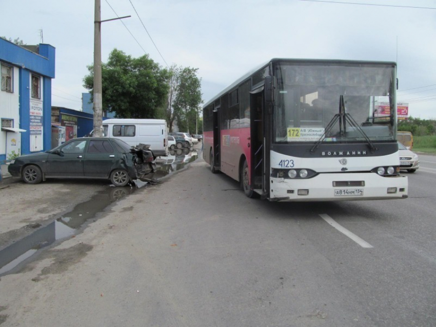  В Волгограде «десятка» протаранила автобус: пассажир в больнице