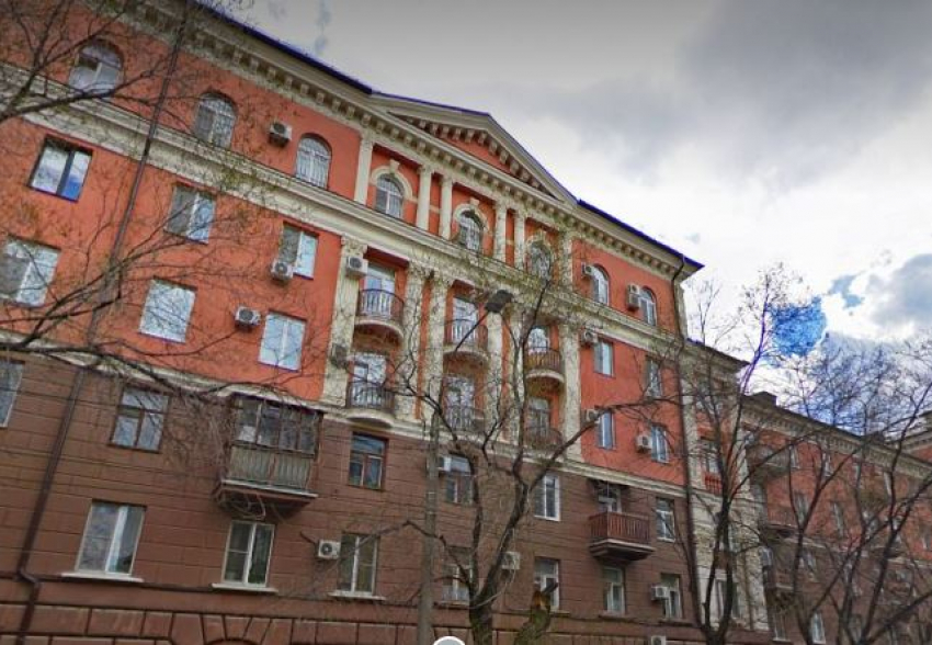 Бастрыкин поручил возбудить дело из-за обвалившейся лепнины и колонны на историческом доме в Волгограде 