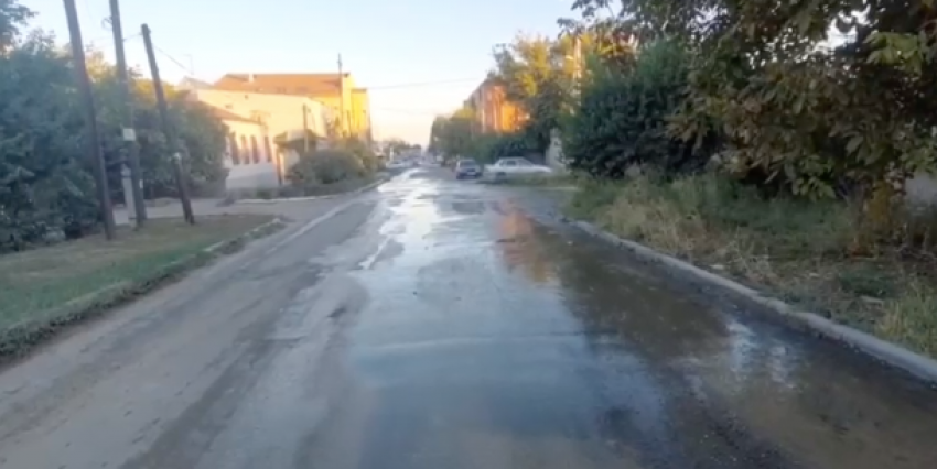 Водителей в центре Волгограда вынуждают ездить по воде