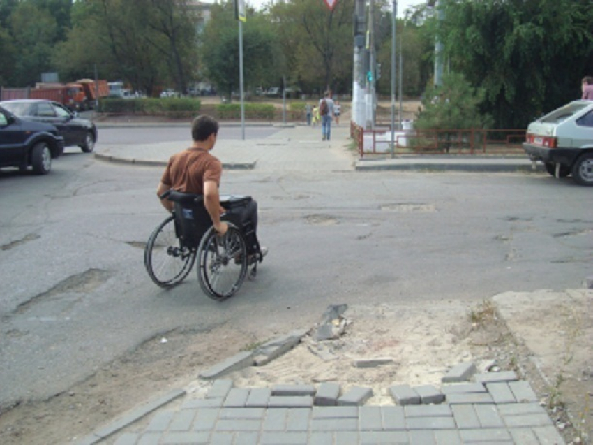 По улицам Краснооктябрьского и Советского районов Волгограда рискованно передвигаться инвалидам