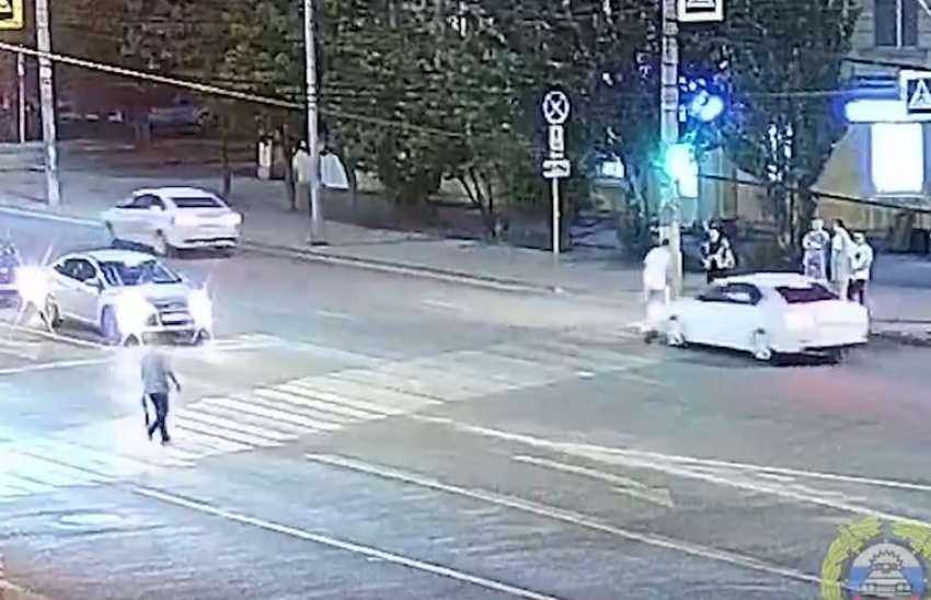 В центре Волгограда подросток на самокате попал под колеса иномарки 