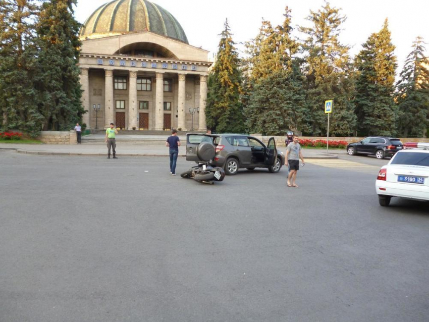 В центре Волгограда водитель Toyota RAV4 протаранил мотоциклиста
