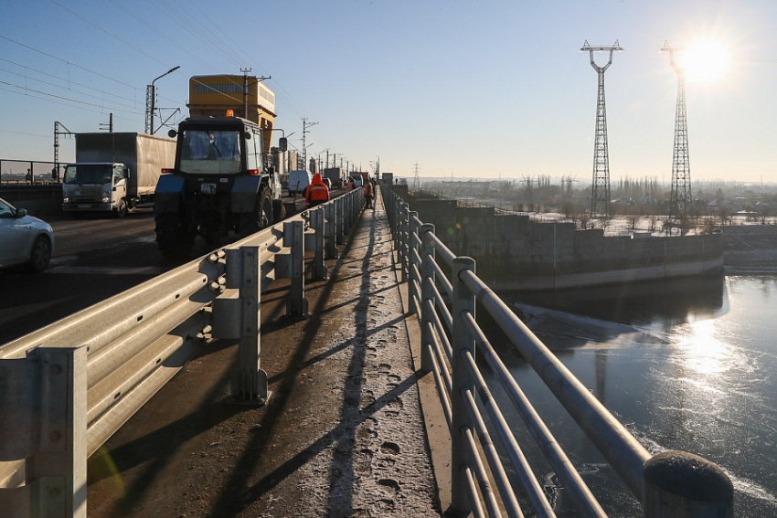 Волгоградцев предупредили о новых пробках на Волжской ГЭС