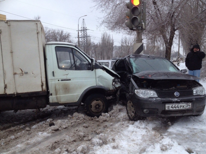 В Волгограде  «Газель»  врезалась в  Fiat и впечатала ее в столб 