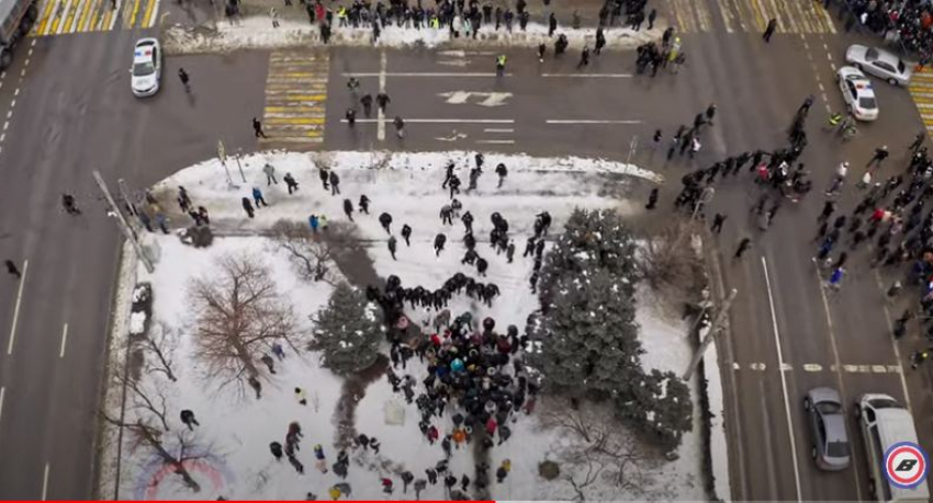  Несанкционированное шествие в центре Волгограда показали с высоты