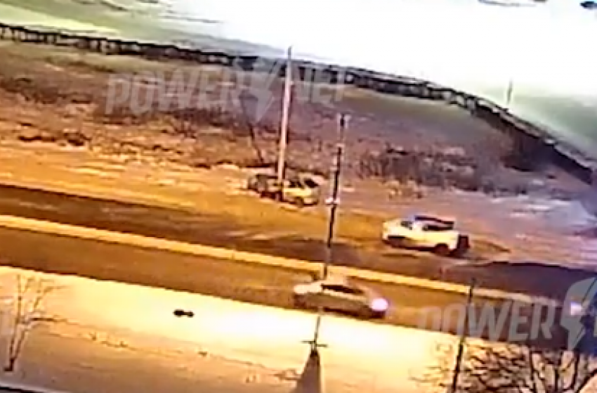 Из намотанного на столб ВАЗа вытащили живую женщину под Волгоградом