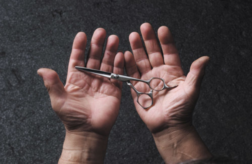 В Волгограде двое рецидивистов с ножницами ограбили иностранцев