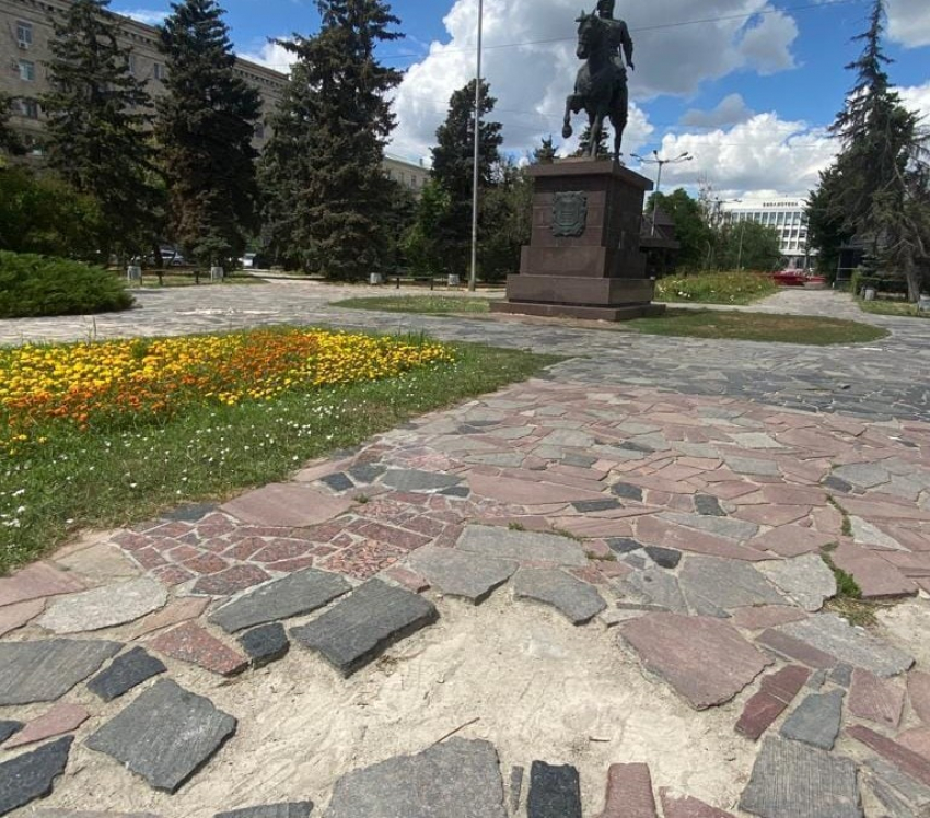 «Зато город тратит деньги на звёзд»: волгоградку шокировал разбитый сквер у Горьковки