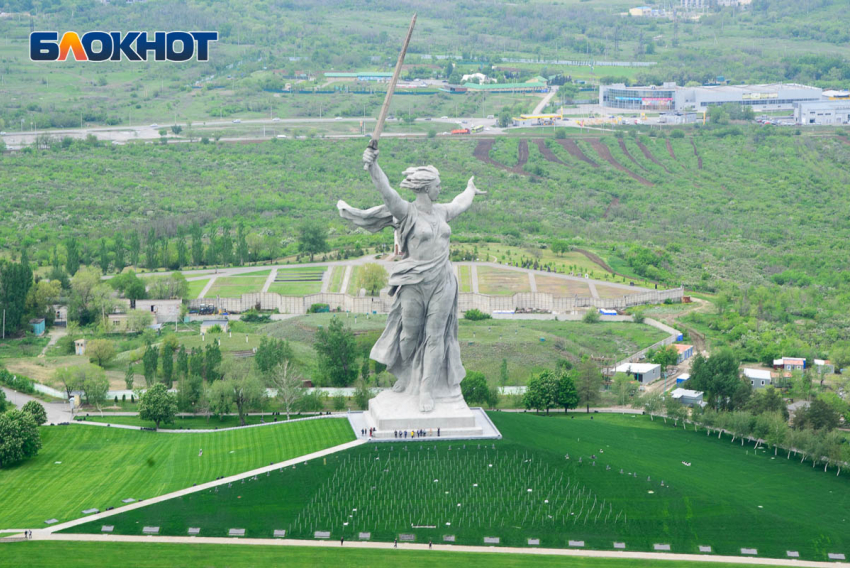 Генеральная тренировка боевых самолетов и вертолетов в Волгограде ко Дню Победы в объективе фотографа