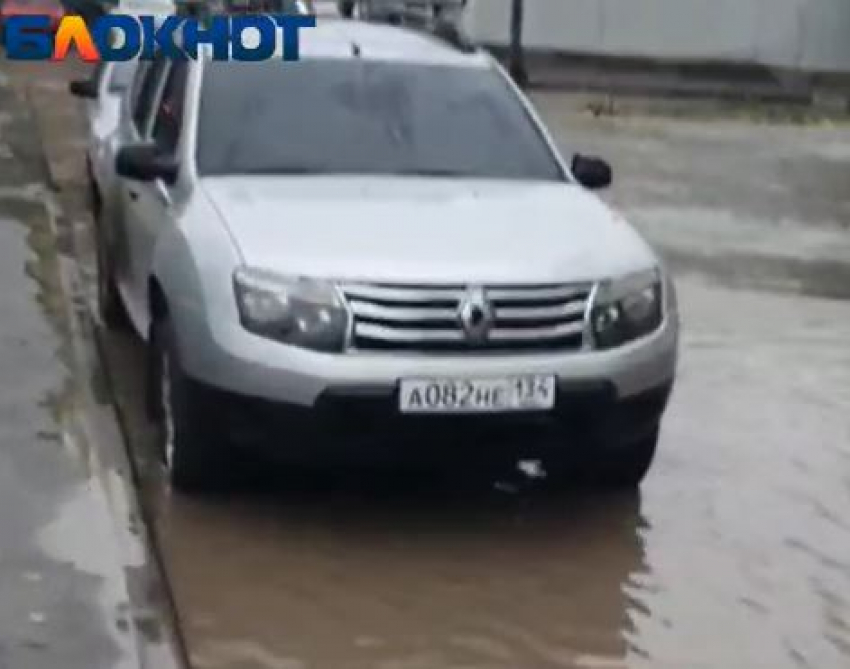 Дети обходят, машины плывут: дорогу к волгоградской гимназии залило после дождя 