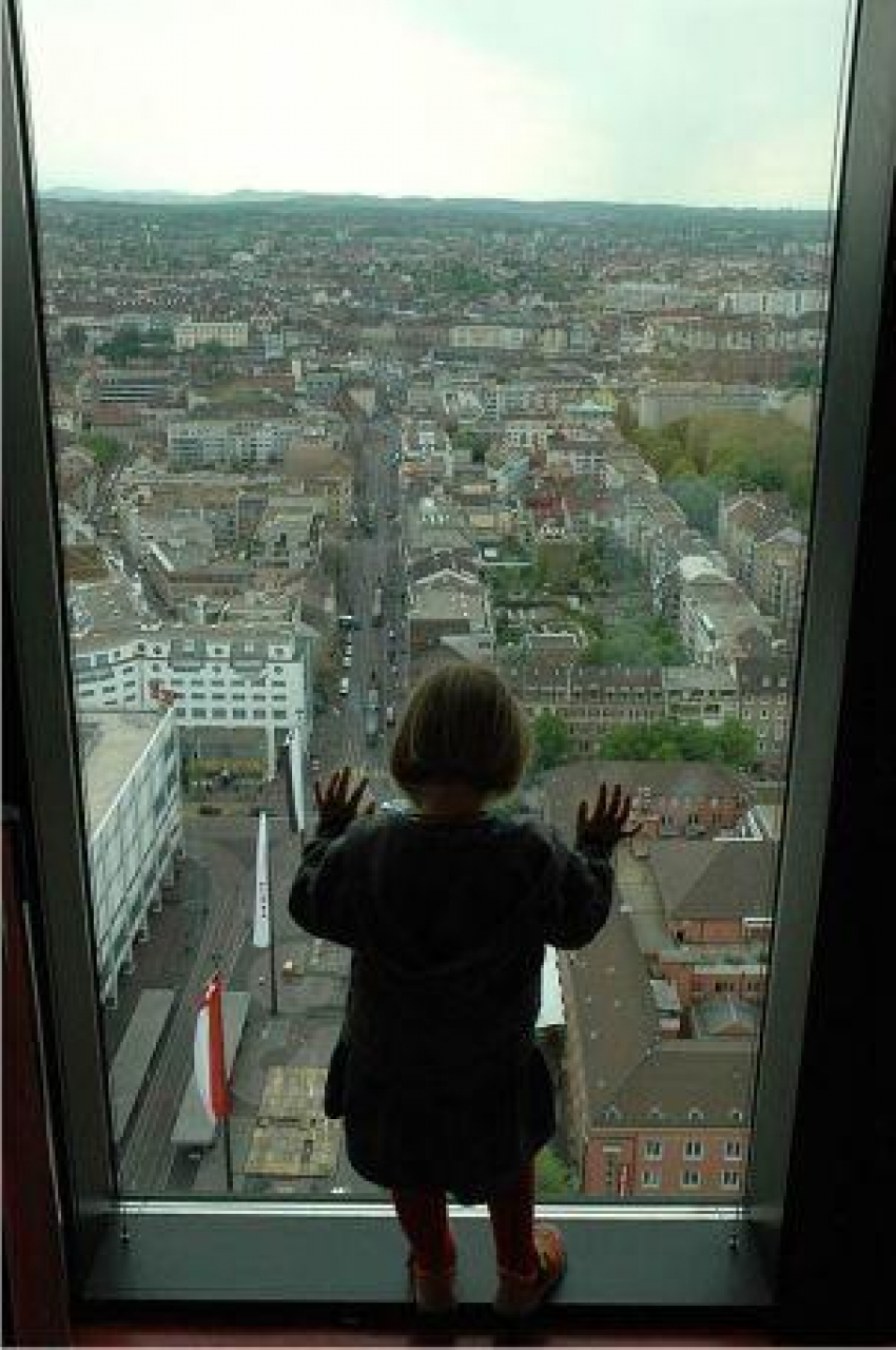 Двухлетний ребенок провалился в вентиляционную шахту