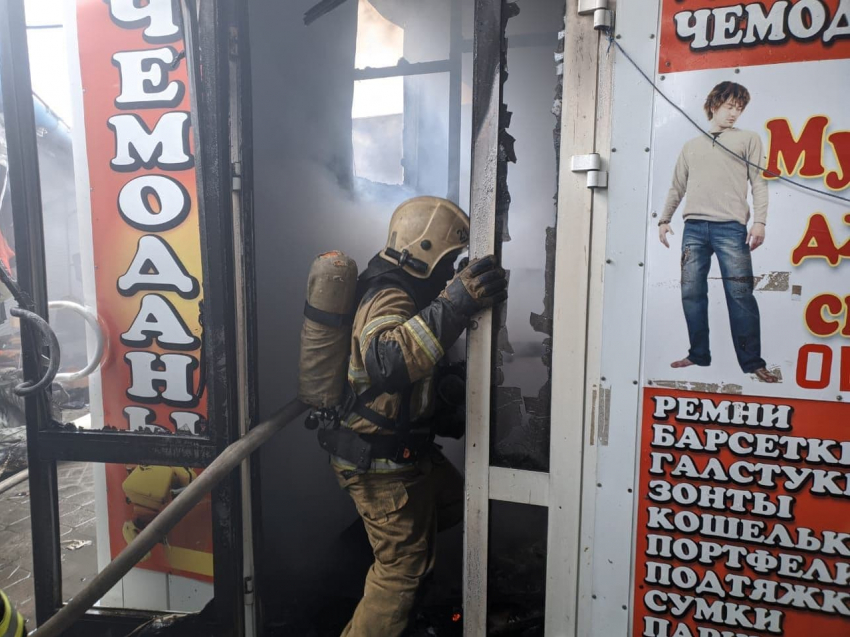 С горящего Качинского рынка в Волгограде эвакуировили более 150 человек