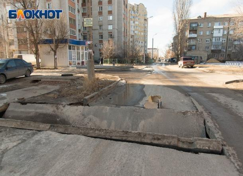 Проезжая часть провалилась под землю в Волгограде