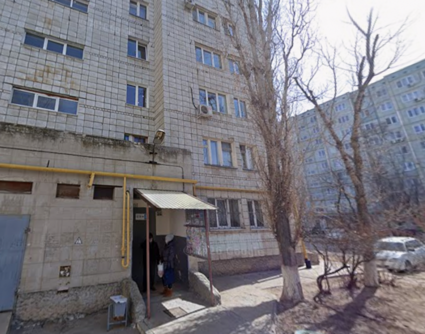 Выпавшую из окна 9-этажки школьницу спасают в Волгограде 