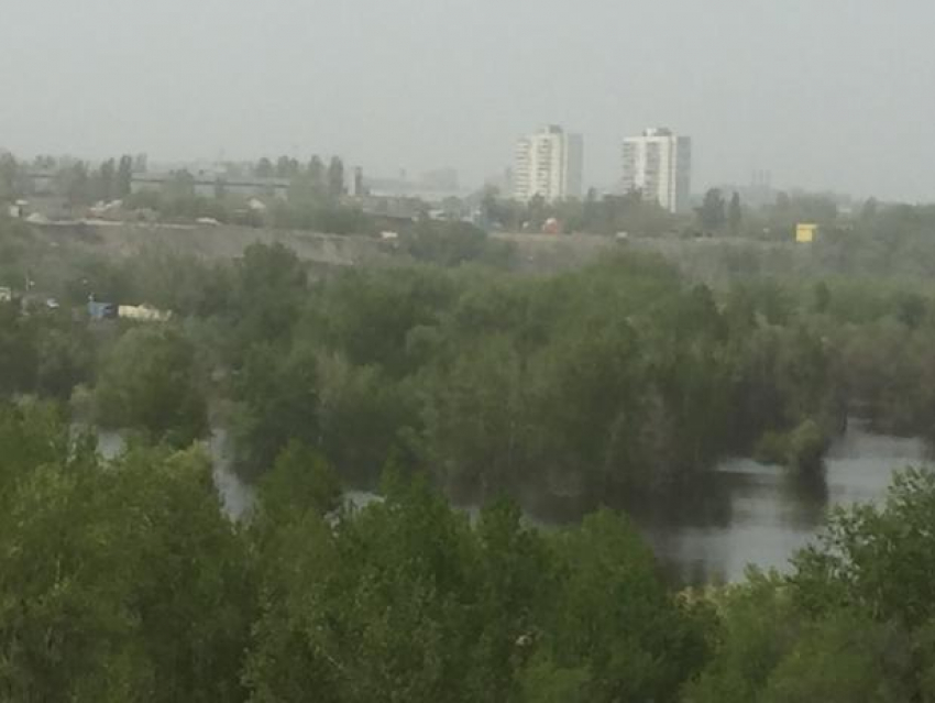 Причиной смога, окутавшего Волгоград, может быть выброс на промышленном предприятии, - эксперт