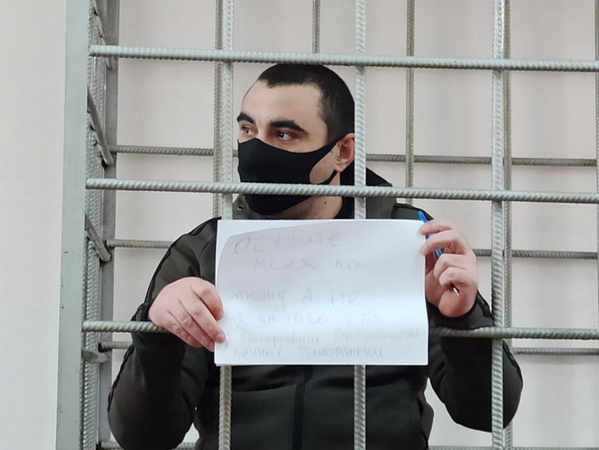 Обвиняемого в убийстве из-за ссоры в школьном чате в Волгограде оставили под стражей до 2022 года