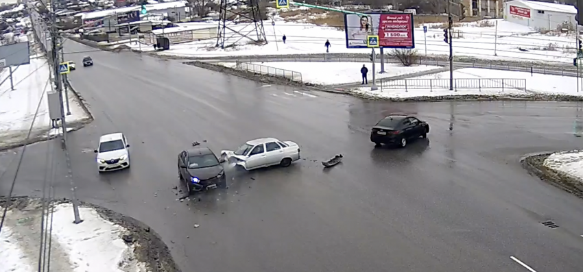  Лобовое столкновение двух LADA попало на видео в Волгограде 