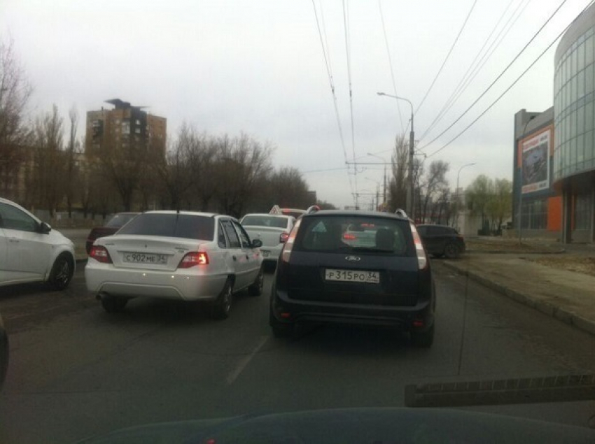 Проспект Жукова в Волгограде встал в пробку из-за ДТП