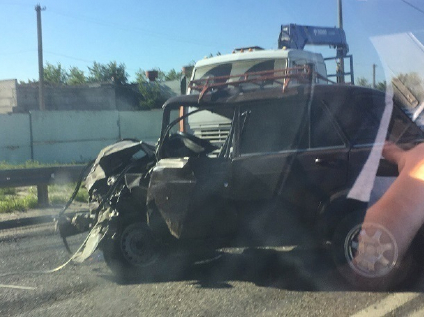 Страшное ДТП парализовало движение на Третьей Продольной в Волгограде