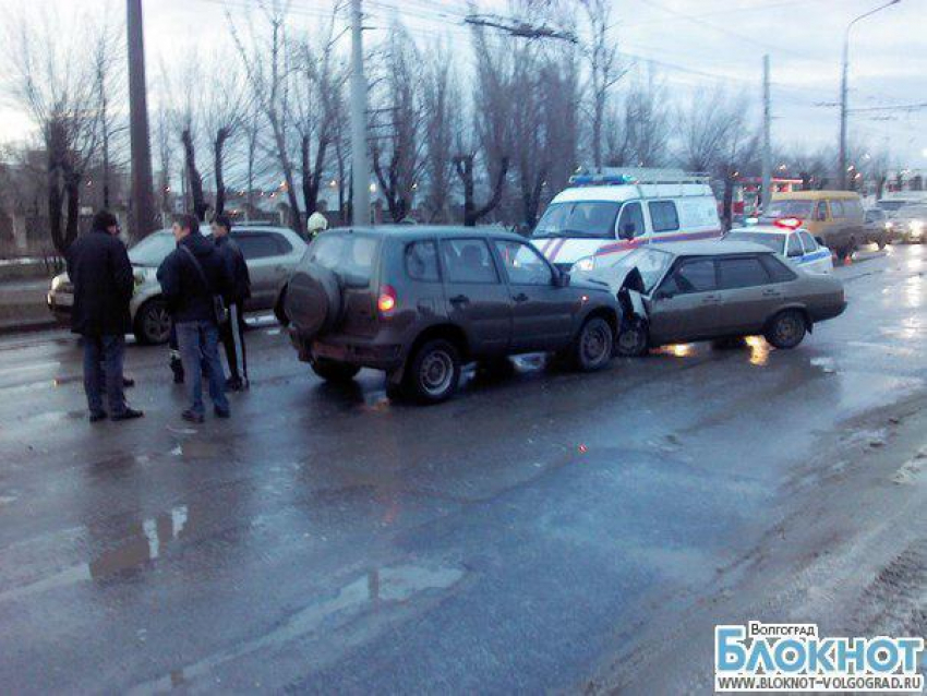 Авария с участием пяти машин произошла в Волгограде