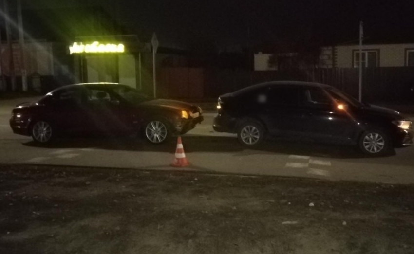 Jaguar с пьяным водителем протаранил иномарку с трехлеткой