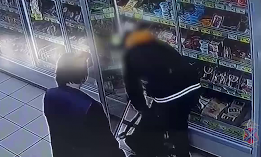 Наглую кражу в продуктовом сняли на видео в Волгограде