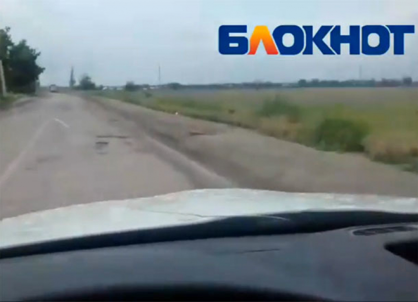 Дорога со свежей разметкой поверх голой земли в Волжском попала на видео