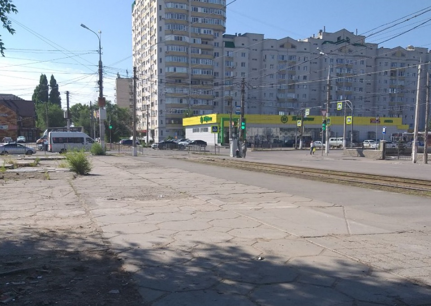 Волгоградка напомнила чиновникам про уродливую остановку на Качинском рынке