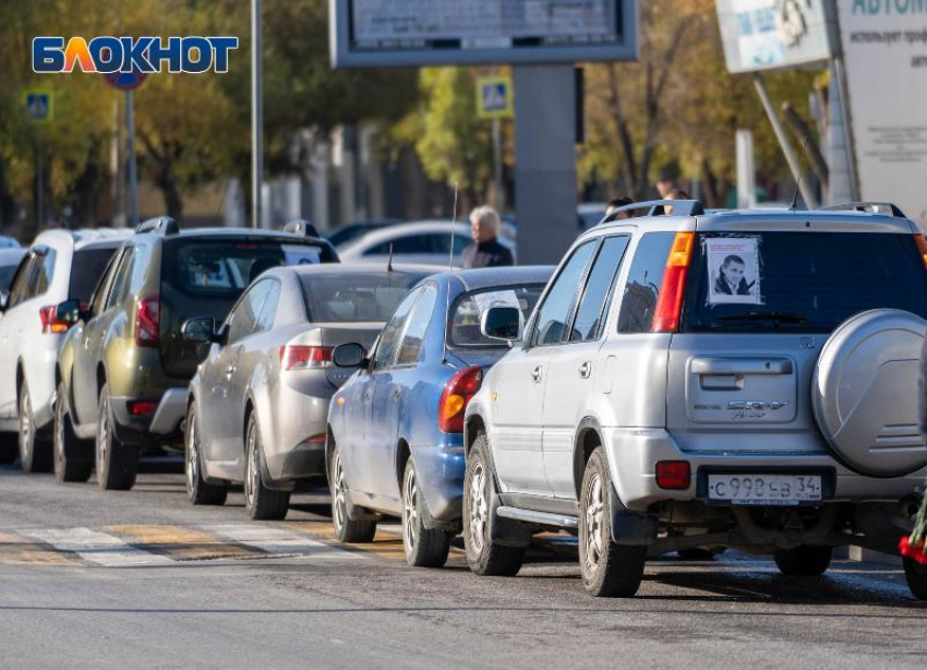 В память об убитом после скандала в родительском чате в Волгограде прошел новый автопробег