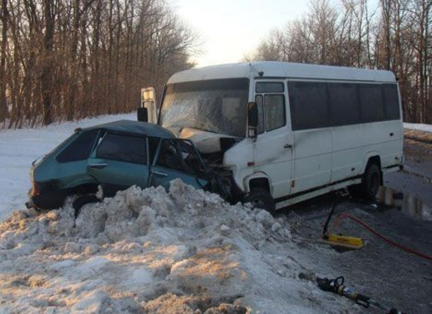 Волжанин на Mitsubishi Lancer врезался в автобус №11 