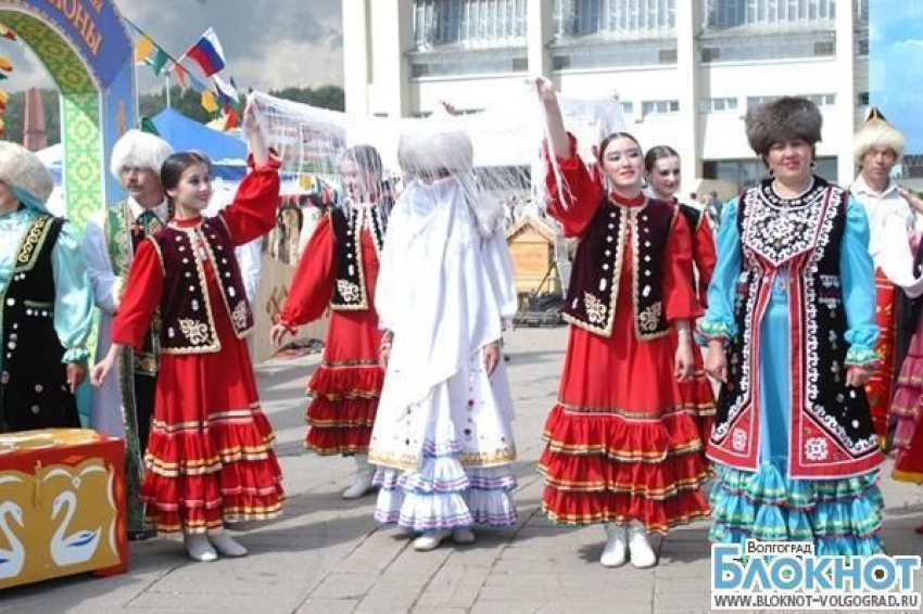 Сельский Сабантуй под Волгоградом: Дина Гарипова, борьба на поясах и бесплатное мороженное