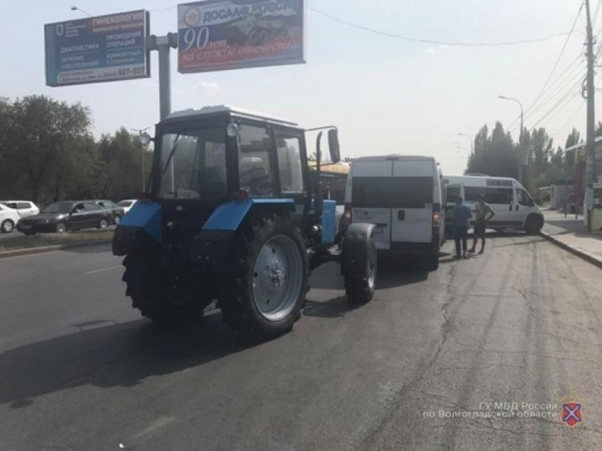 Трактор влетел в маршрутку на волгоградской дороге: пострадал 2-летний ребенок ﻿