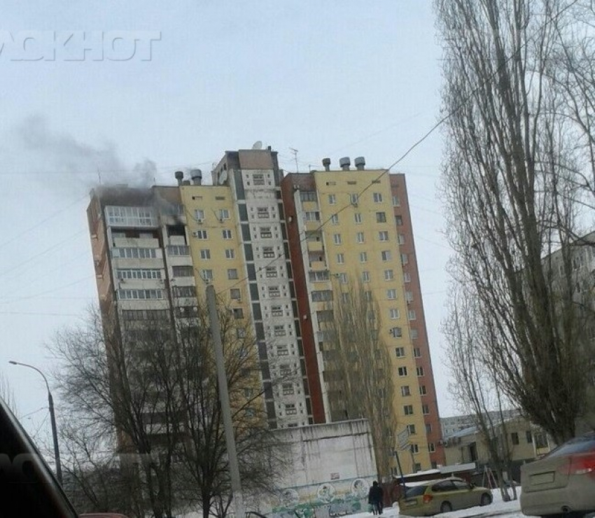 В страшном пожаре в многоэтажке на западе Волгограда пострадали двое пенсионеров