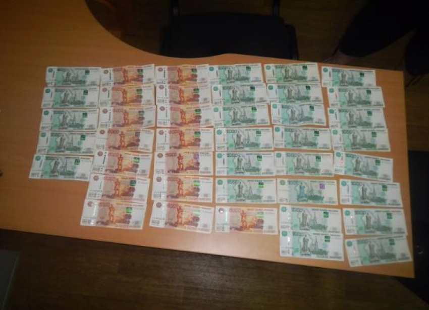 Бдительная волгоградка вернула хозяину 102 тысячи рублей, «съеденных» банкоматом