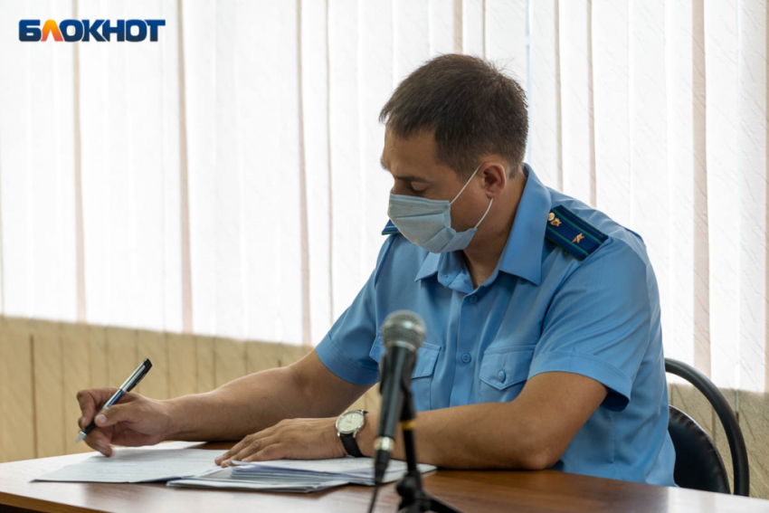 Дружба с осужденным привела сотрудника колонии на скамью подсудимых в Волгограде 