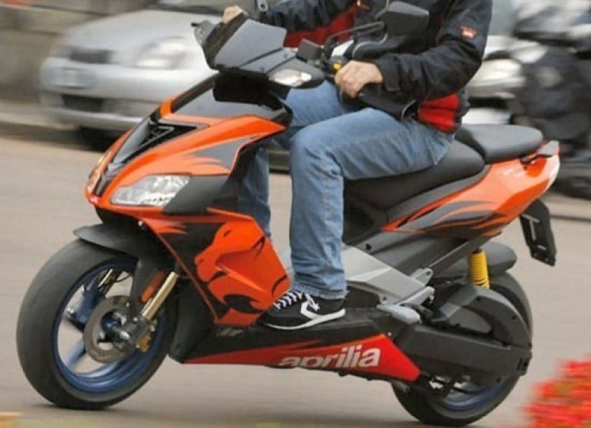 На юге Волгограда скутерист сбил школьницу и скрылся