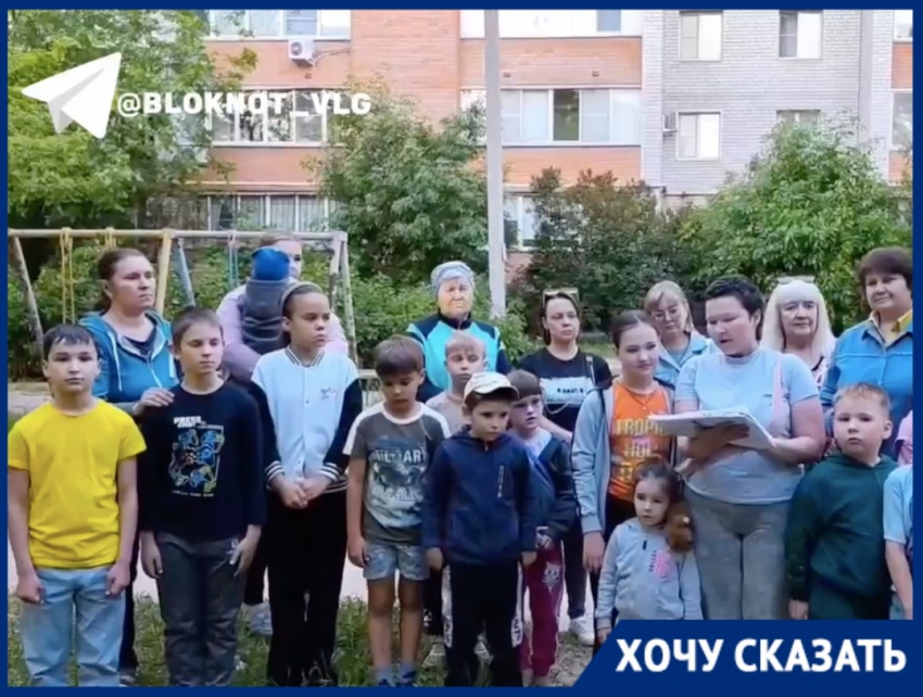 Подаренную депутатом детскую площадку забрали из волгоградского двора