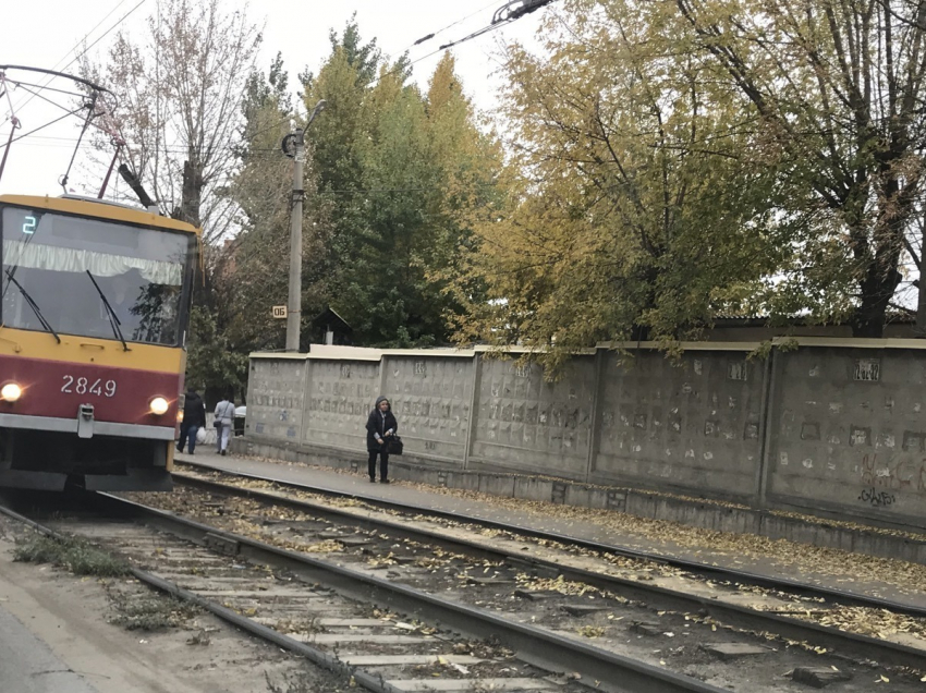 Из-за водителя легковушки трамваи остановили работу на юге Волгограда