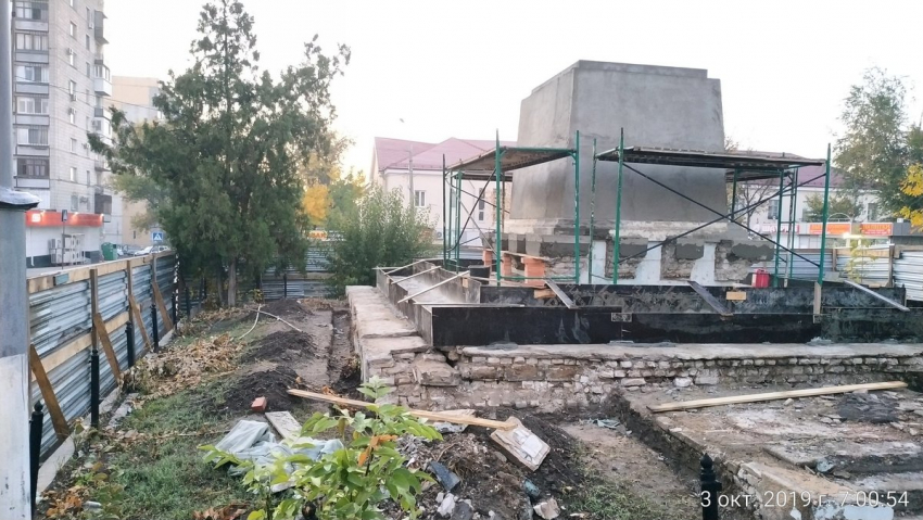 «Совсем берега попутали»:  общественник пожаловался на варварский ремонт Братской могилы в Волгограде