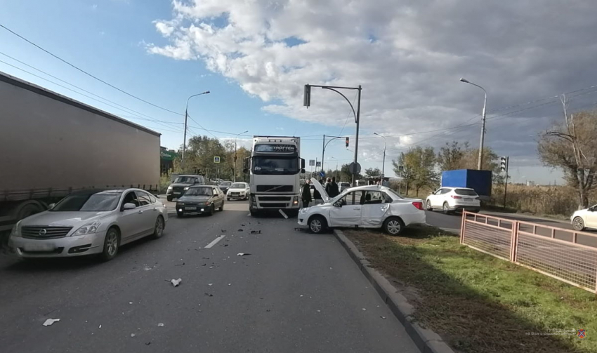 Фура расквасила иномарку в Волгограде: последствия сняли на видео