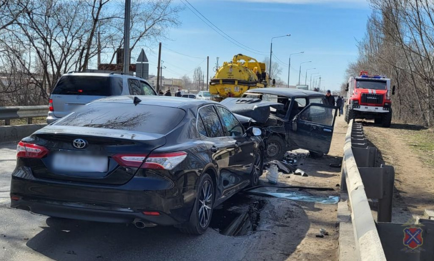 Массовая авария перекрыла трассу под Волгоградом 