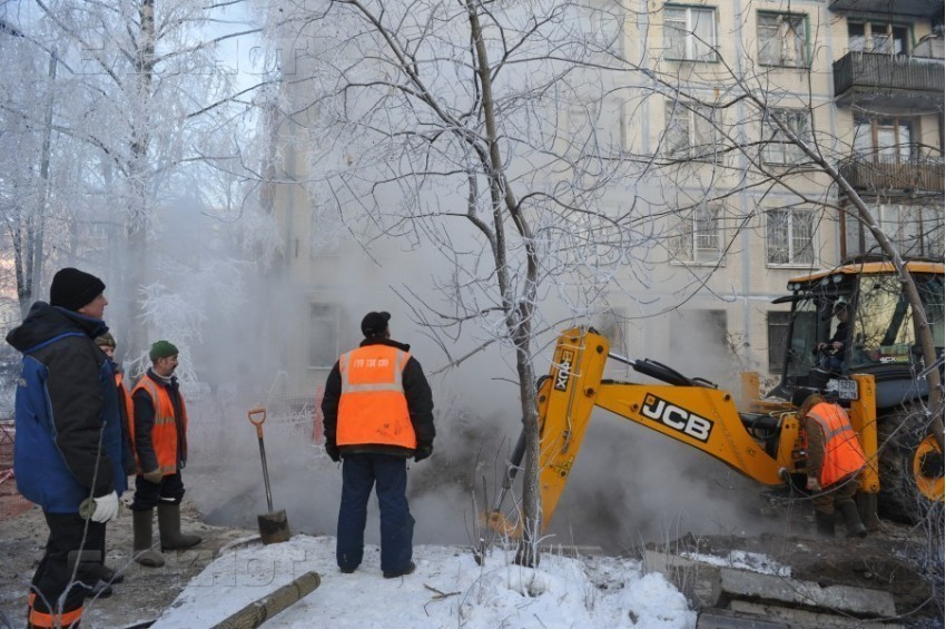 Крупную коммунальную аварию в Кировском районе обещают устранить к 10 утра 